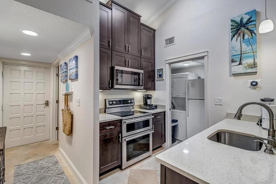 Fun in the Sun - Coastal studio w pool access House in Sawgrass