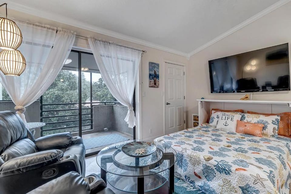 Fun in the Sun - Coastal studio w pool access House in Sawgrass