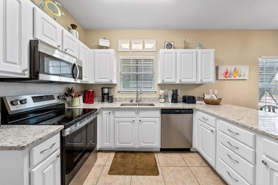 Day, Kitchen or kitchenette, dishwasher, furniture, microwave, oven, kitchen