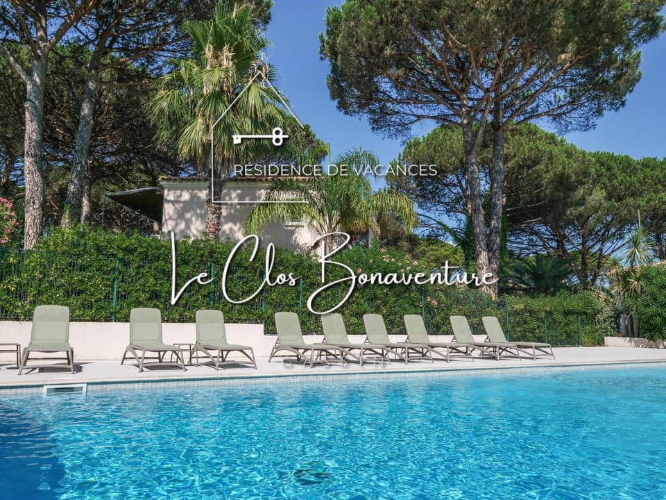 Swimming pool, sunbed
