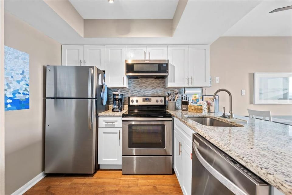 Day, Kitchen or kitchenette, microwave, oven, stove