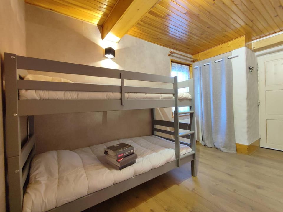 Appartement rénové 3 pièces cabine, 50m des pistes, 8 couchages, balcon SUD, Wifi, TV Cabin in Bolquère