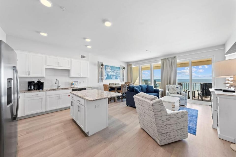 Day, TV and multimedia, Kitchen or kitchenette, Living room, Seating area, Dining area, Sea view, furniture, air conditioner