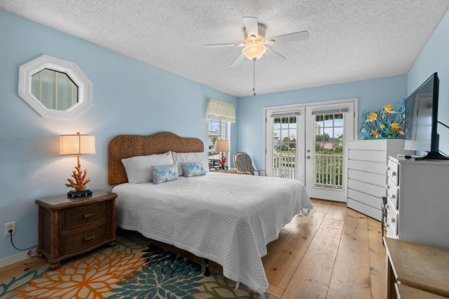 Sunset Daze by Youngs Suncoast House in West Beach