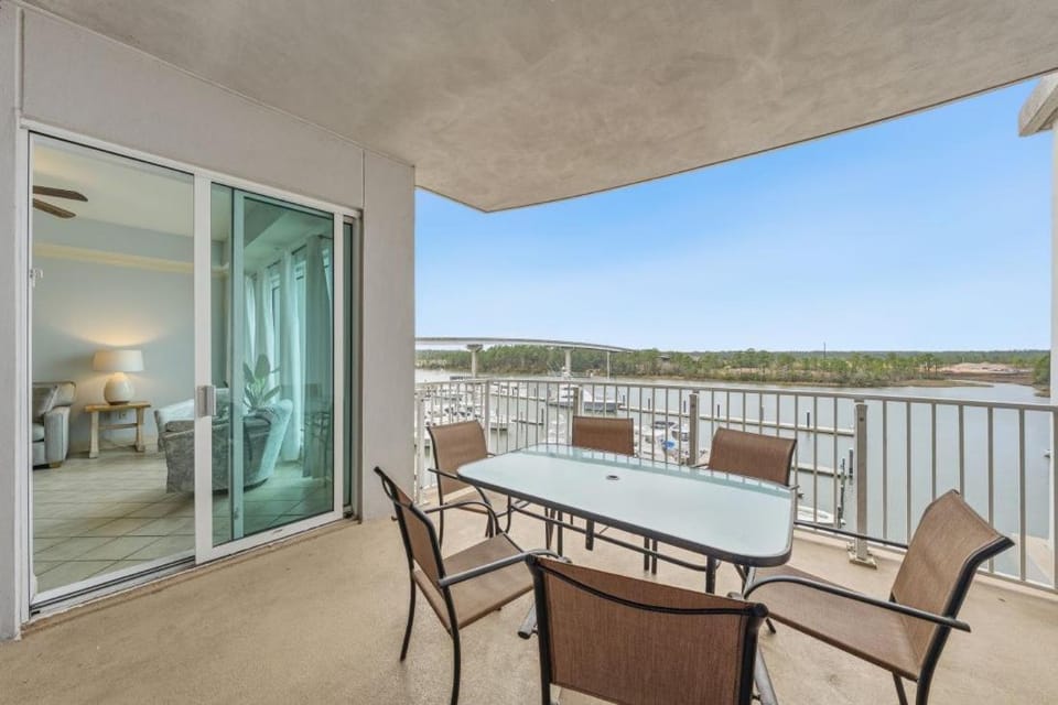 Patio, Day, Balcony/Terrace, Seating area, Dining area, River view, furniture