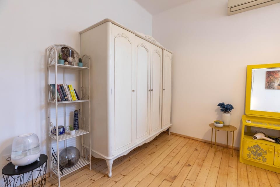 hair dresser, wardrobe