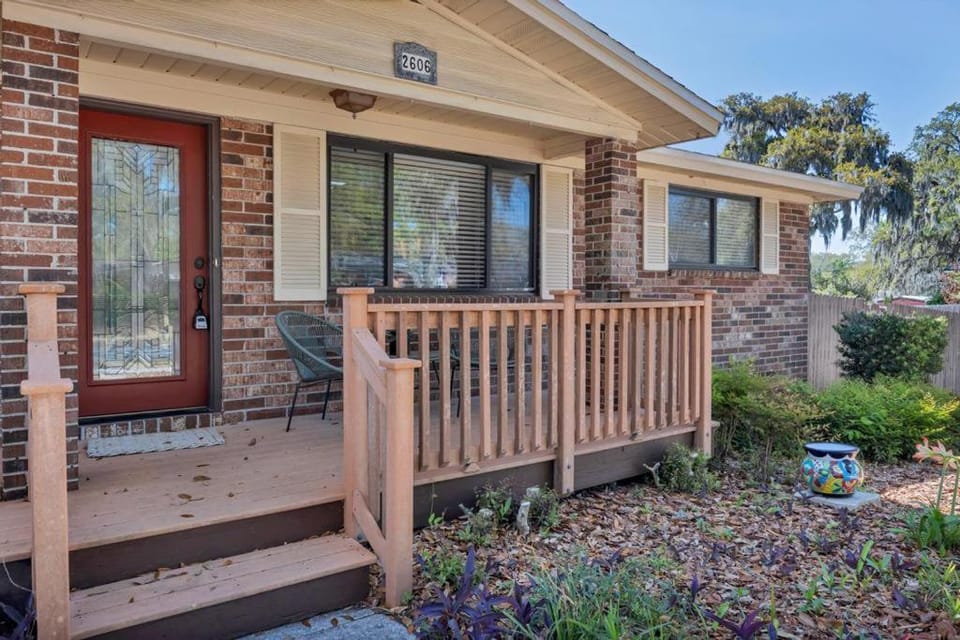 Shady Oaks - Breezy retreat w patio & beach access House in Jacksonville Beach