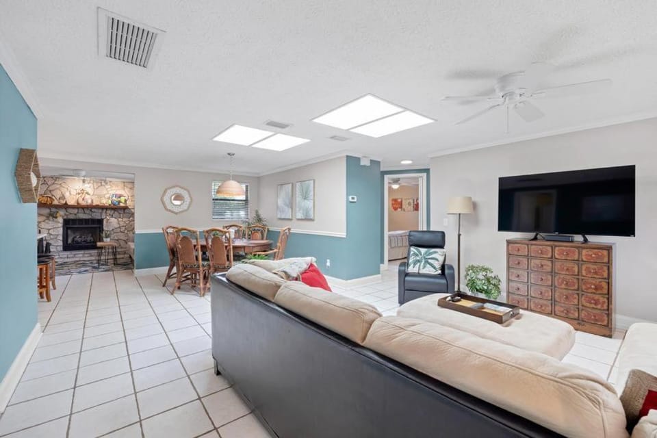 Shady Oaks - Breezy retreat w patio & beach access House in Jacksonville Beach