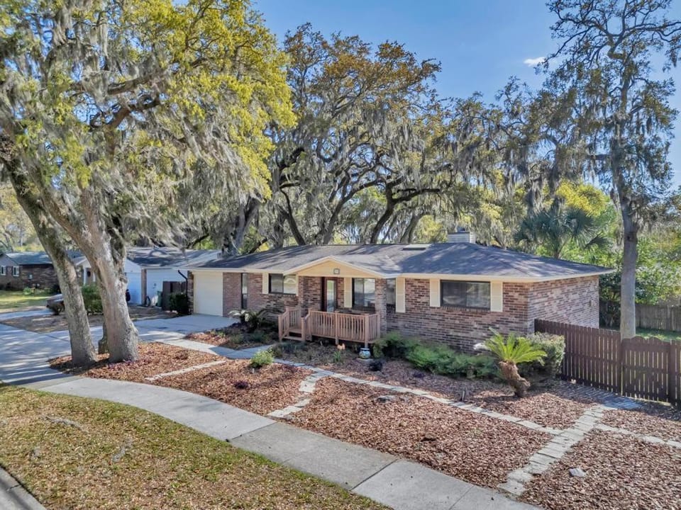 Shady Oaks - Breezy retreat w patio & beach access House in Jacksonville Beach