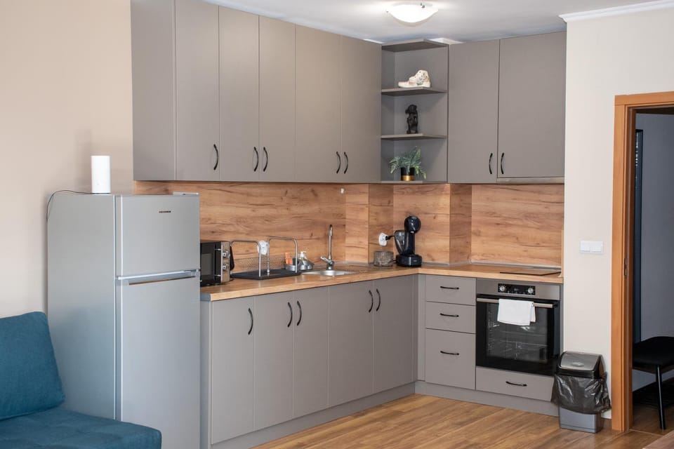 Coffee/tea facilities, Kitchen or kitchenette, oven, stove, toaster