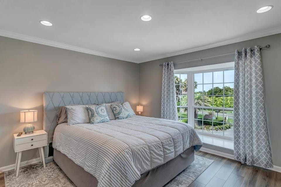 Wellness Retreat - Oceanfront condo w beach access House in Sawgrass