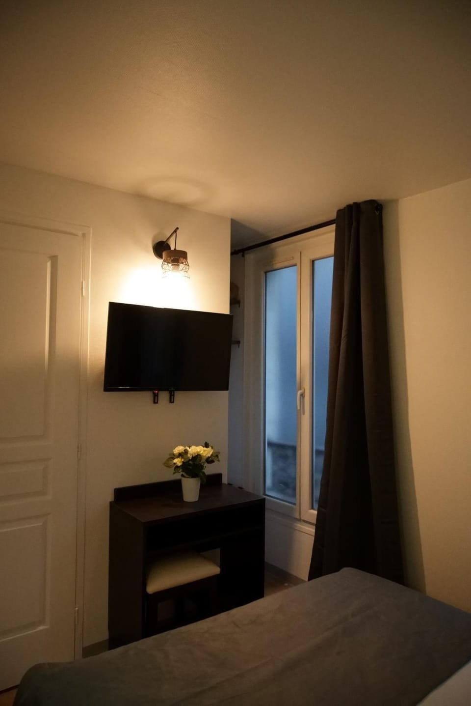 Bed, TV and multimedia, Bedroom
