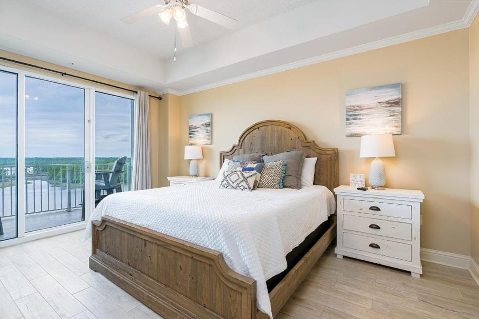 Bed, TV and multimedia, View (from property/room), Bedroom