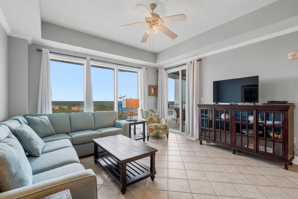 Day, TV and multimedia, View (from property/room), Balcony/Terrace, Living room, Seating area, furniture
