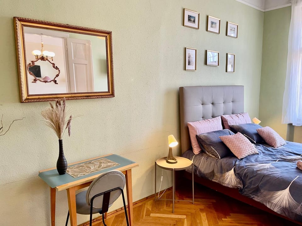 Bed, Photo of the whole room, Decorative detail, Bedroom