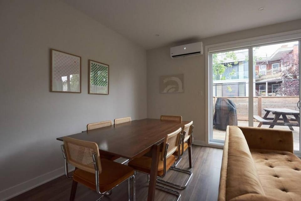 Living room, Seating area, Dining area, air conditioner