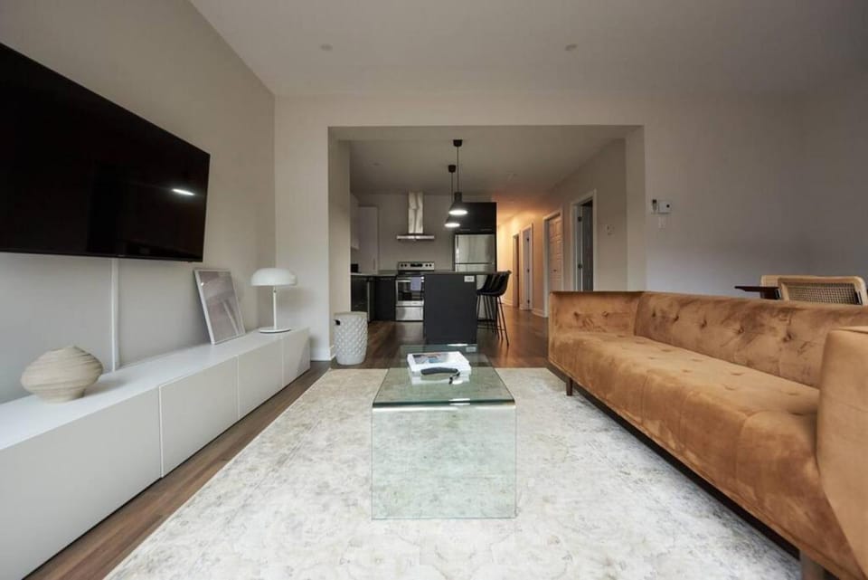 TV and multimedia, Kitchen or kitchenette, Living room, Seating area