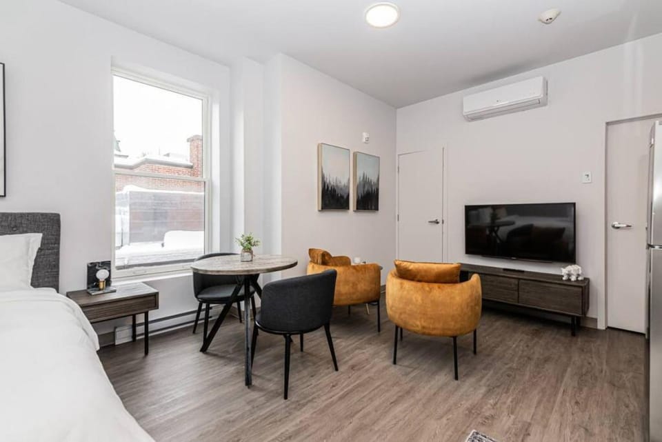 Bed, TV and multimedia, Living room, Seating area, Dining area, Evening entertainment, Bedroom, air conditioner