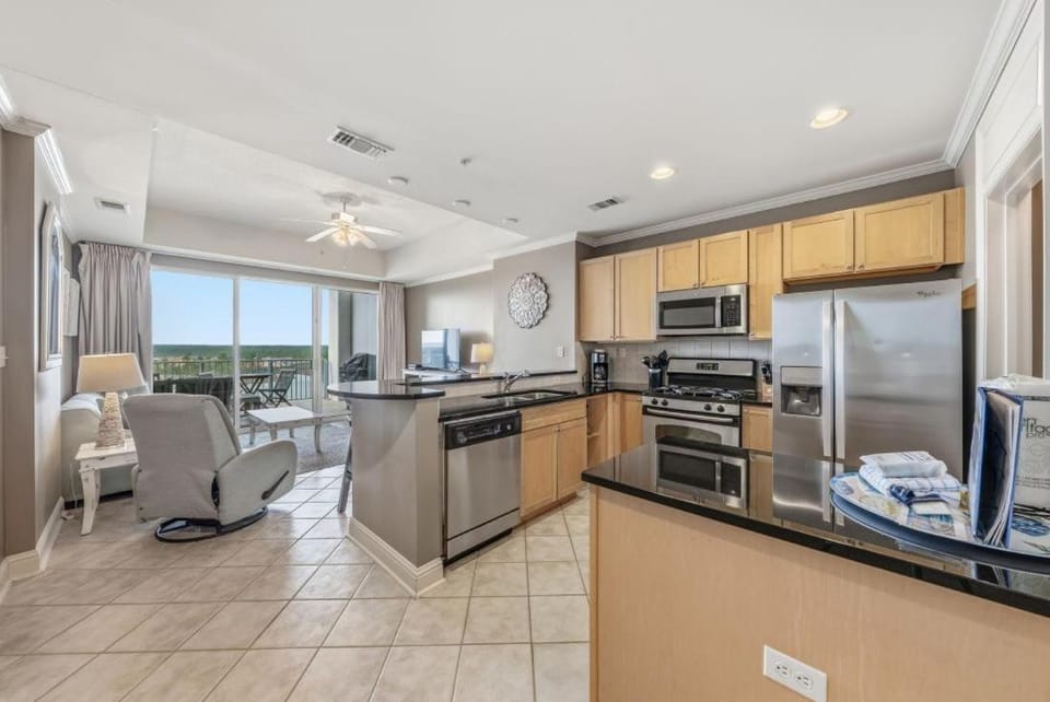 Day, TV and multimedia, Kitchen or kitchenette, Living room, Seating area, furniture, towels