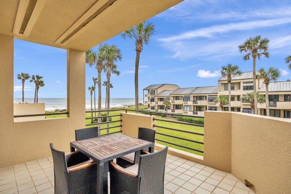 Seas the Day - Serene condo w pool & beach access House in Sawgrass