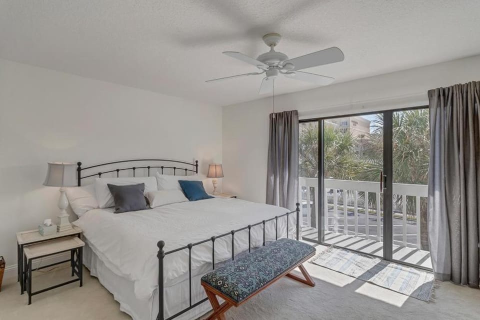 Shore Line Views - Beachfront 2BR Escape w Balcony House in Jacksonville Beach