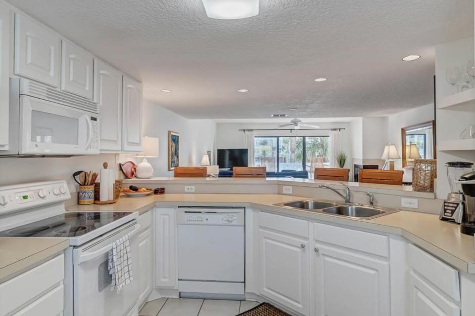 Shore Line Views - Beachfront 2BR Escape w Balcony House in Jacksonville Beach