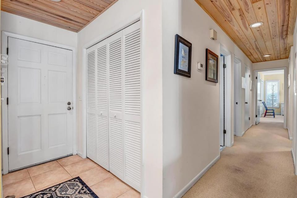 Fishermans Recess - 3BR condo w lake views & lanai House in Sawgrass