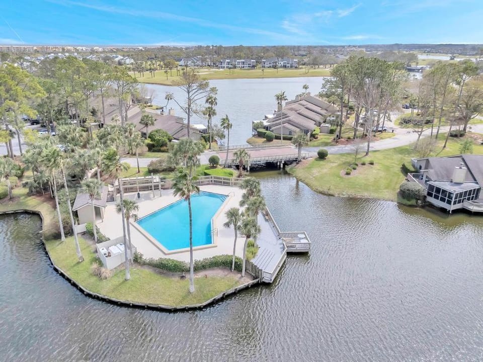 Seaclusion - Spacious condo w lanai & pool House in Sawgrass