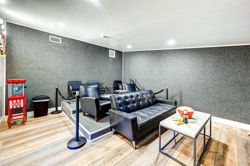 Walk to Dtwn! Dog-Friendly Oakhurst Gem w/ Yard House in Oakhurst