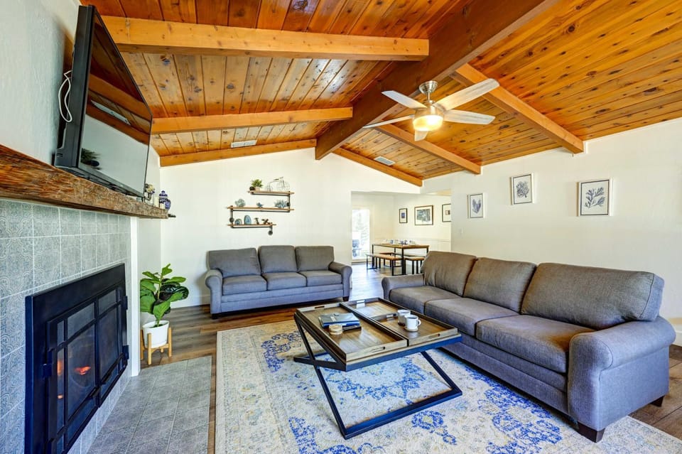 Walk to Dtwn! Dog-Friendly Oakhurst Gem w/ Yard House in Oakhurst