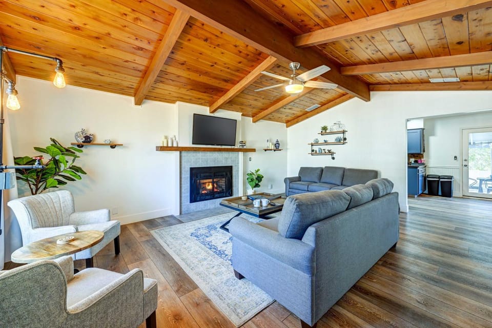 Walk to Dtwn! Dog-Friendly Oakhurst Gem w/ Yard House in Oakhurst