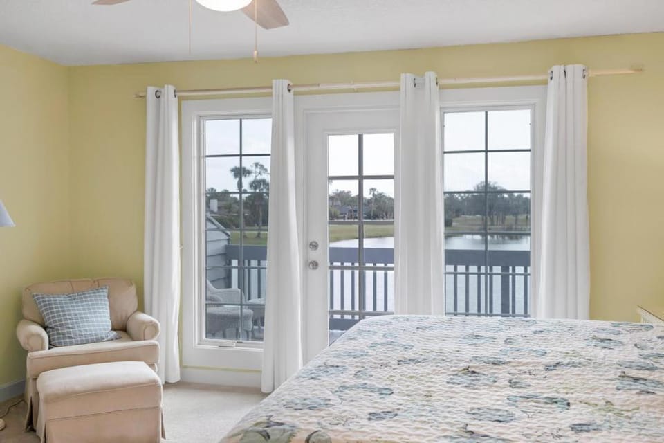 Beachy Vibes - 2BR w lake views & screened sunroom House in Sawgrass