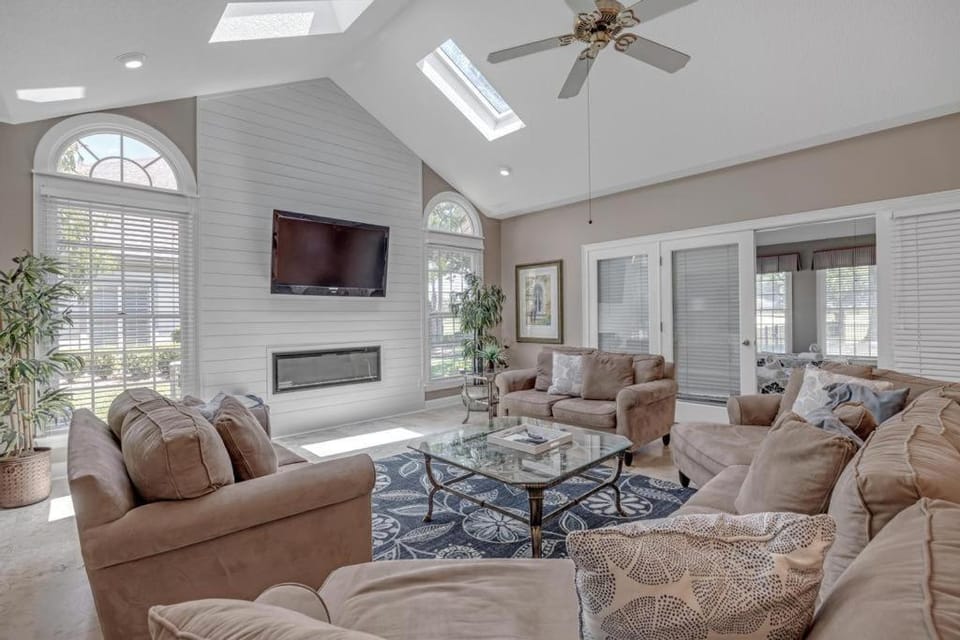 Club Views - Pet-friendly 5BR w pool & BBQ patio House in Sawgrass
