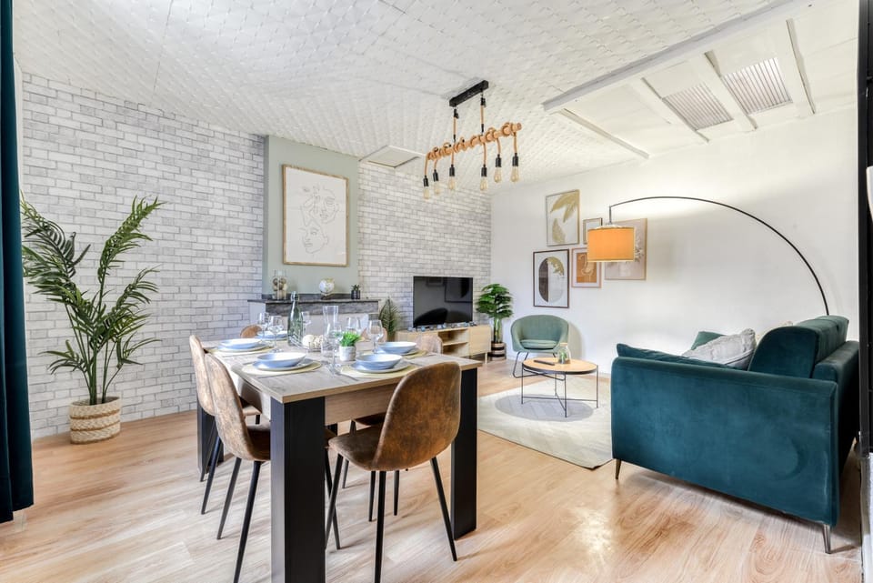 TV and multimedia, Living room, Seating area, Dining area