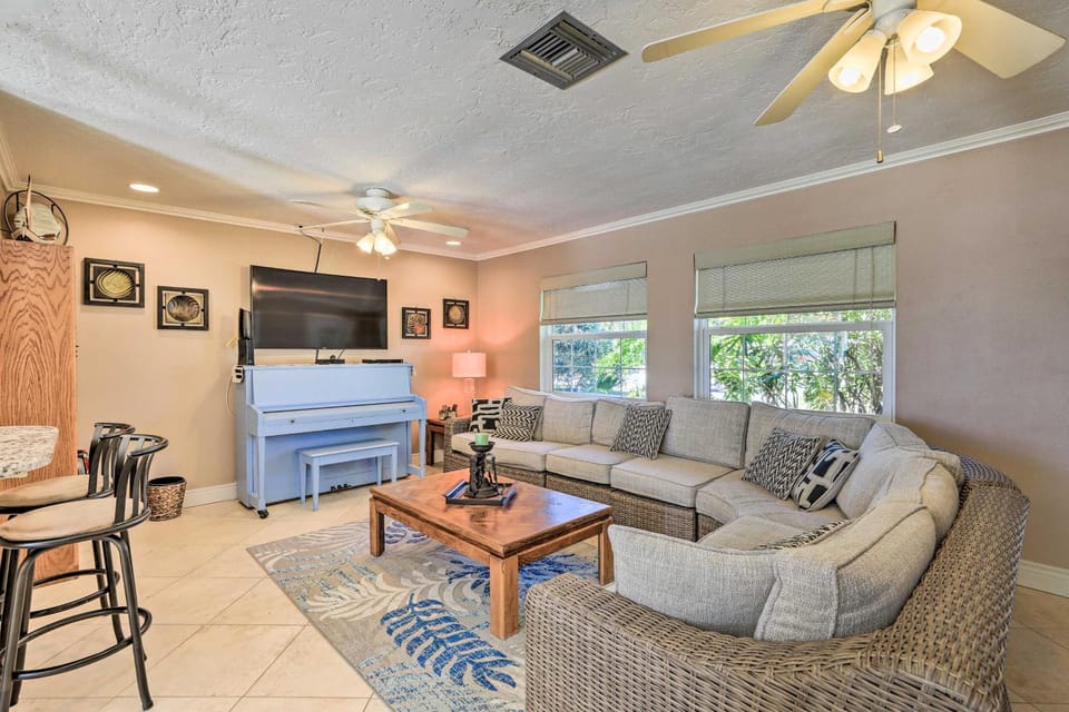 Pool, Dock & Kayaks: Waterfront Palmetto Home House in Palmetto