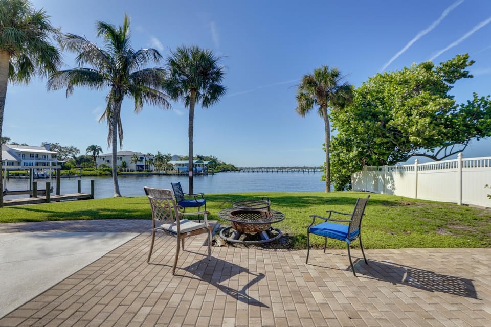 Pool, Dock & Kayaks: Waterfront Palmetto Home House in Palmetto