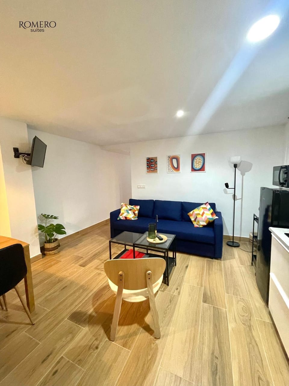 Kitchen or kitchenette, Lounge or bar, stove