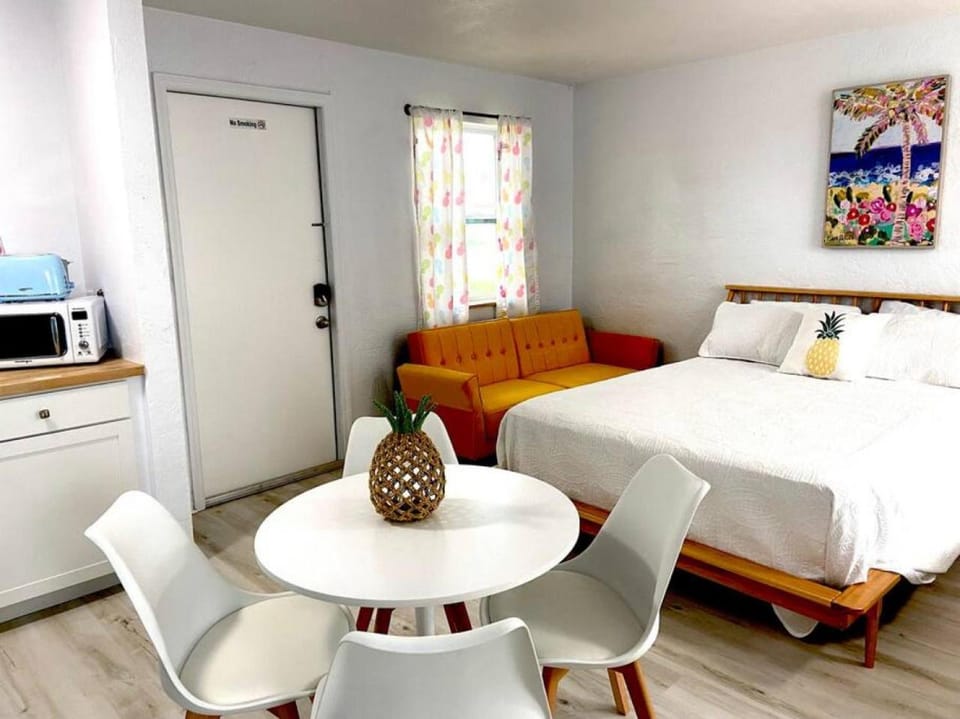 Pineapple Shores Retro Inn 2 Apartment in Daytona Beach Shores