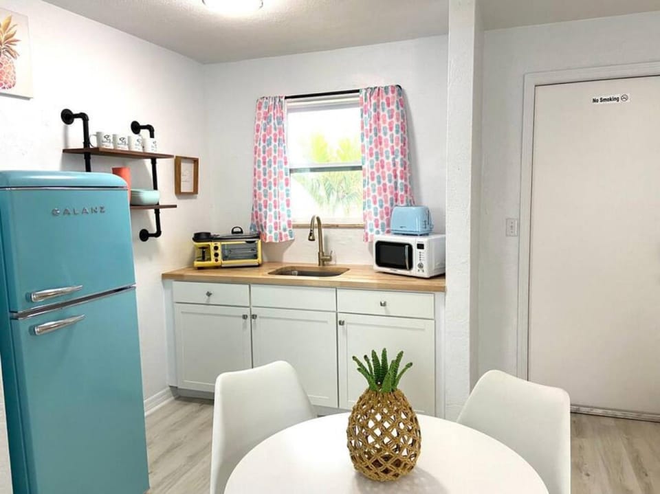 Pineapple Shores Retro Inn 2 Apartment in Daytona Beach Shores