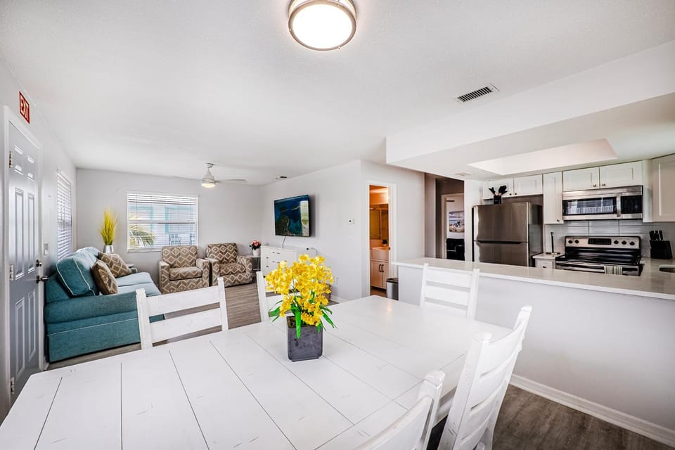 2bd 2ba Beachside W 3Min to Beach! Apartment in Indian Rocks Beach
