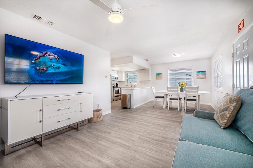 2bd 2ba Beachside W 3Min to Beach! Apartment in Indian Rocks Beach