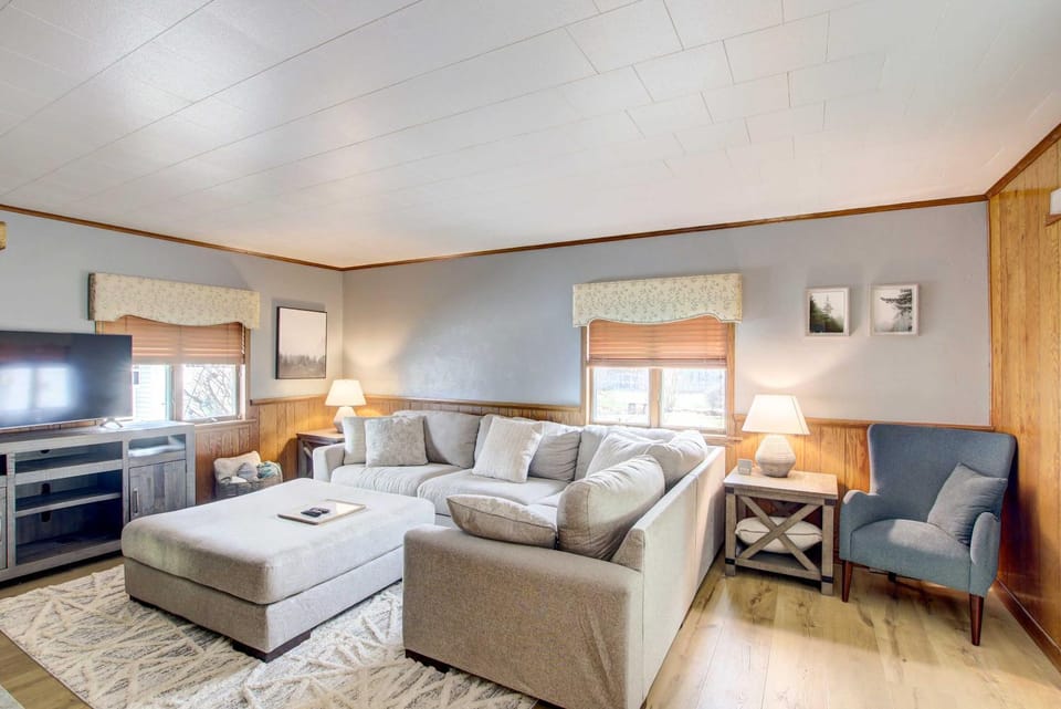 Cozy Wisconsin Abode: Walk to Lake Michigan! House in Algoma