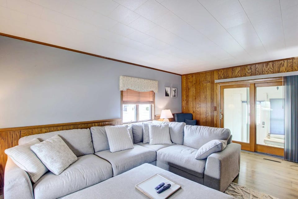 Cozy Wisconsin Abode: Walk to Lake Michigan! House in Algoma