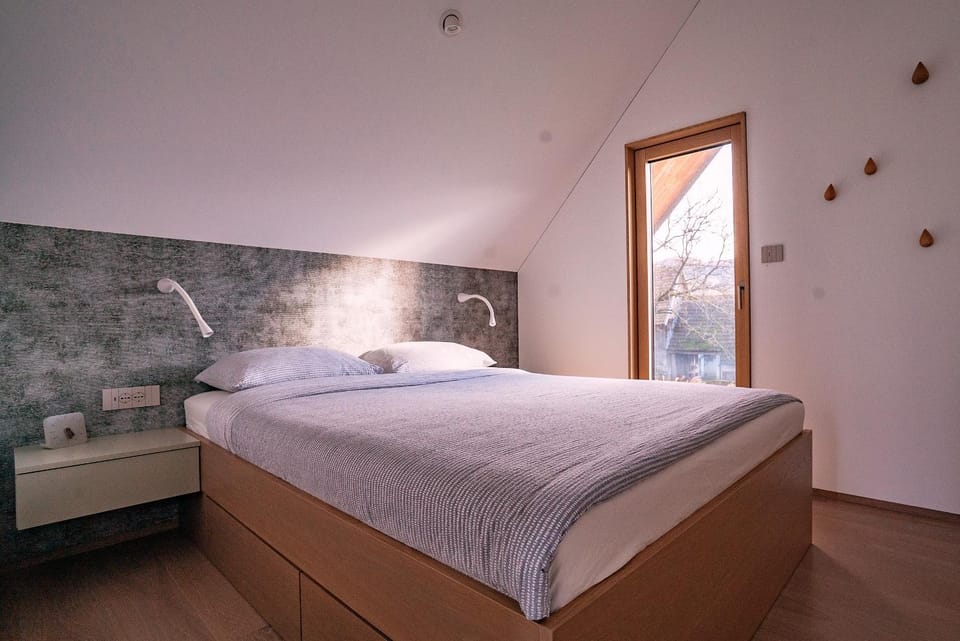 Bed, Photo of the whole room, Decorative detail, Decorative detail, Bedroom