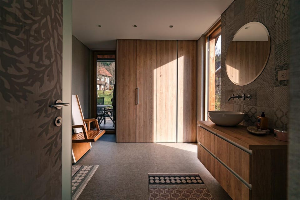 Bathroom, Photo of the whole room, Seating area, towels, wardrobe