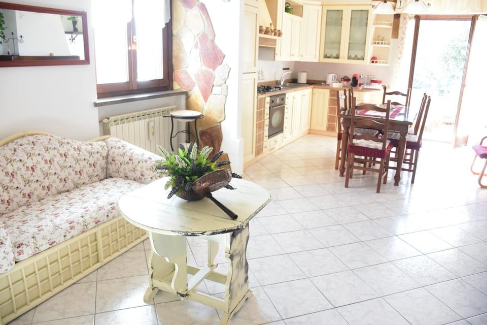 Kitchen or kitchenette, Living room, Seating area, Dining area, oven, pet friendly, stove