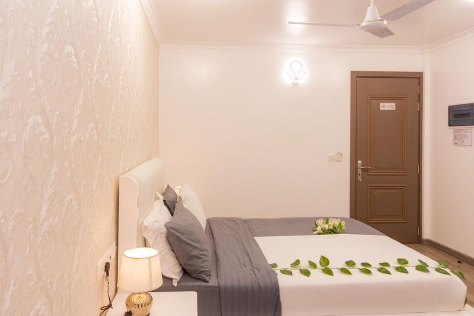 Bed, Photo of the whole room, Bedroom, fireplace