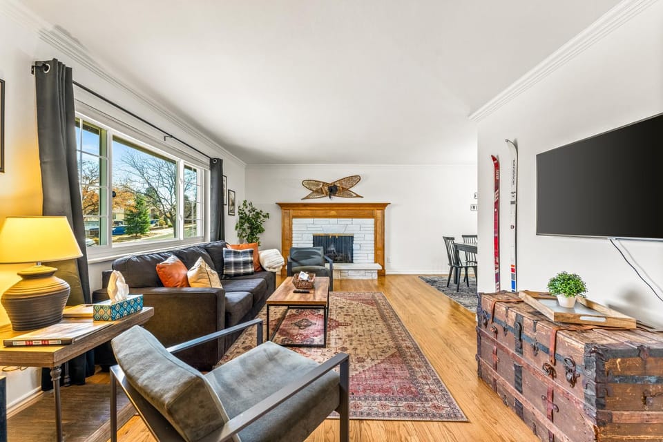 TV and multimedia, Living room, Seating area, Evening entertainment