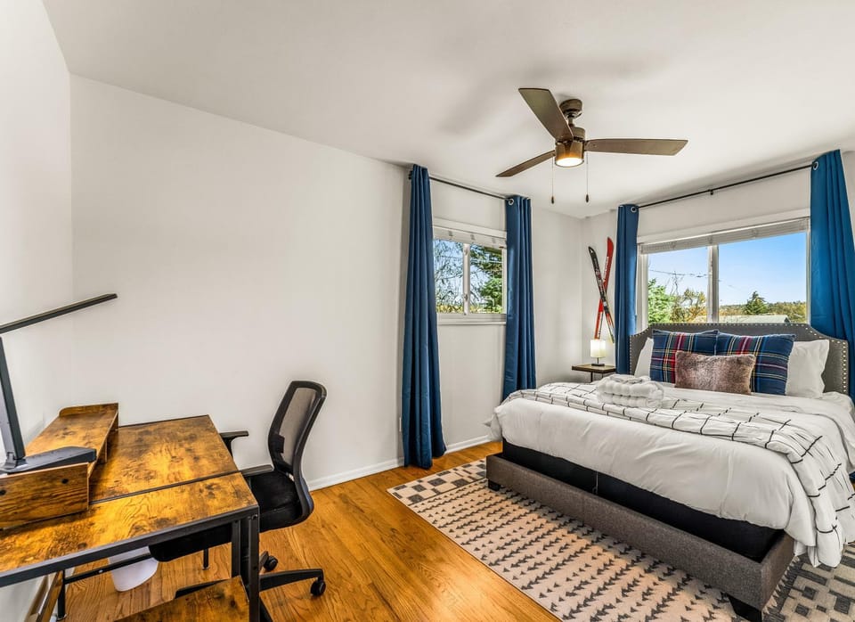 Bed, Photo of the whole room, Seating area, Bedroom, fireplace