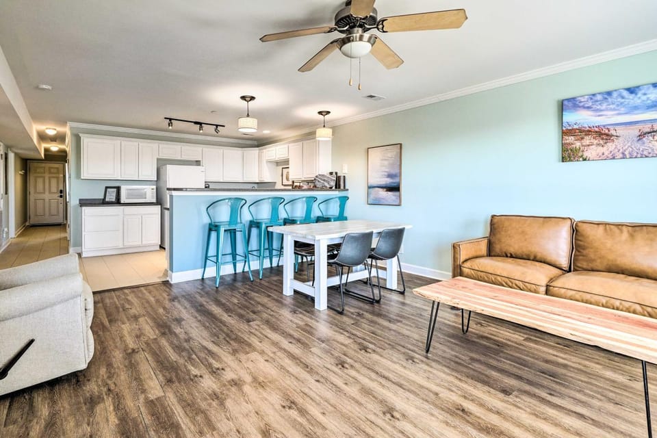 Oak Island Condo - Walk to the Beach! House in Oak Island